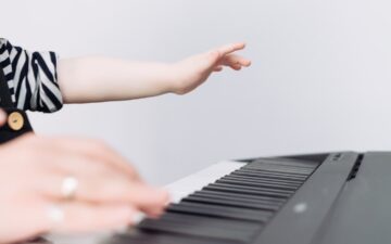 Piano and human hands.