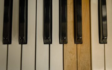 piano keys with two yellow keys.