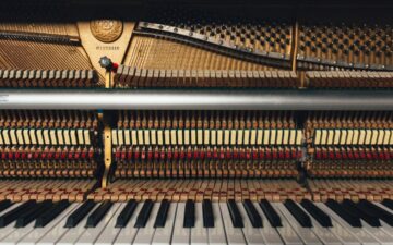 Open piano with keys and mechanics.